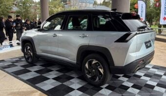 SUV Suzuki Across Hybrid trasera