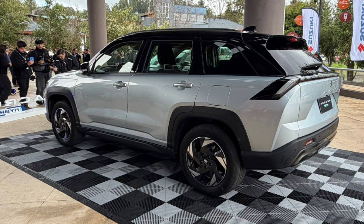 SUV Suzuki Across Hybrid trasera