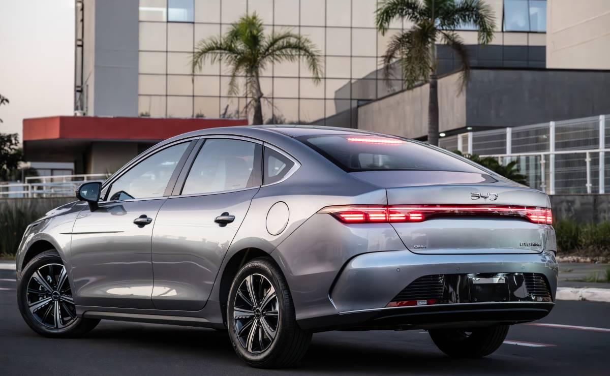 El sedán chino que quiere poner en jaque al Toyota Corolla: hasta 235 CV y consumos que sorprenden 6 Sedan BYD King trasera 2