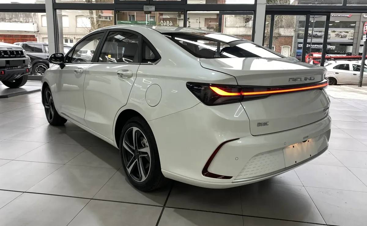 Sedan Baic EU5 Plus trasera