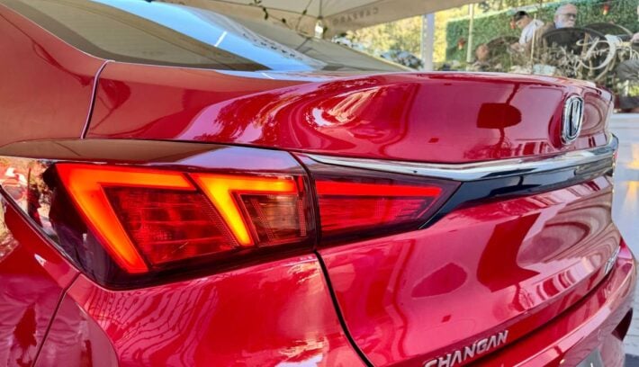 Sedan Changan Alsvin Plus cola