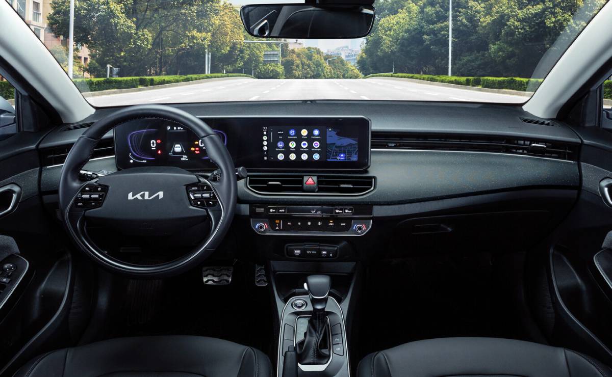 El sedán con precio accesible que se renovó para enfrentar al Nissan Versa 6 Sedan KIA K3 interior 2