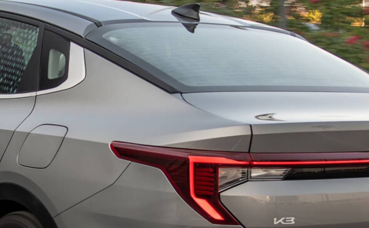 El sedán con precio accesible que se renovó para enfrentar al Nissan Versa 1 Sedan KIA k3 teaser