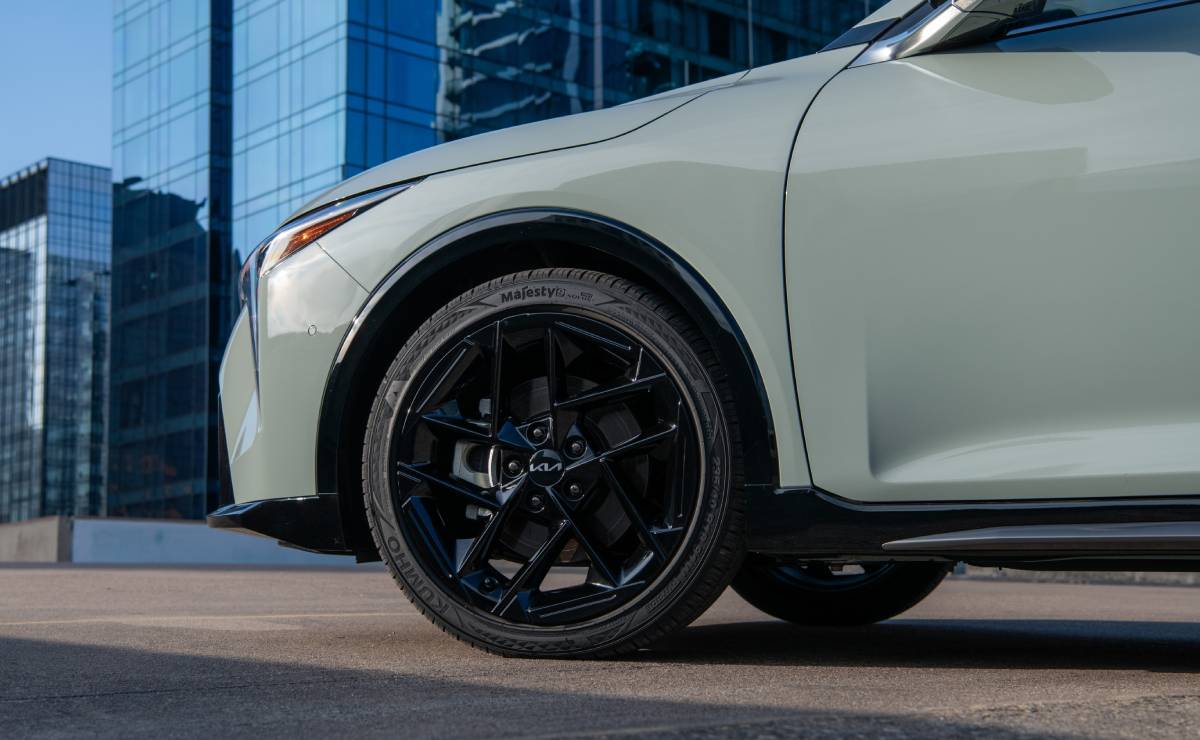 El sedán que ya está en preventa, tiene 150 CV y un precio que sorprende: ¿le quitará ventas al Corolla? 1 Sedan Kia K4 llanta