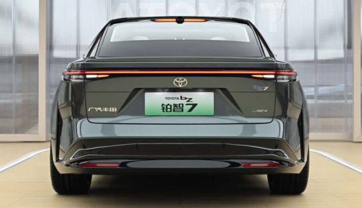 Sedan Toyota BZ7 cola