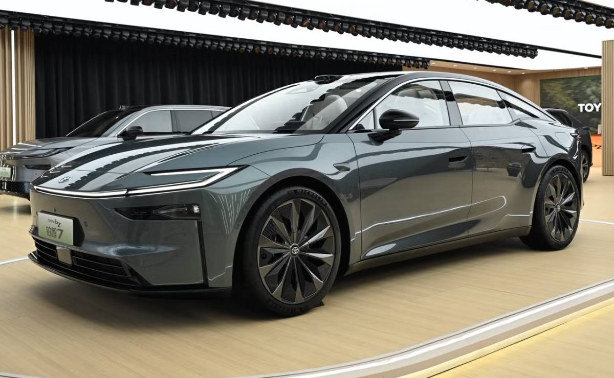 Sedan Toyota BZ7 frente 1