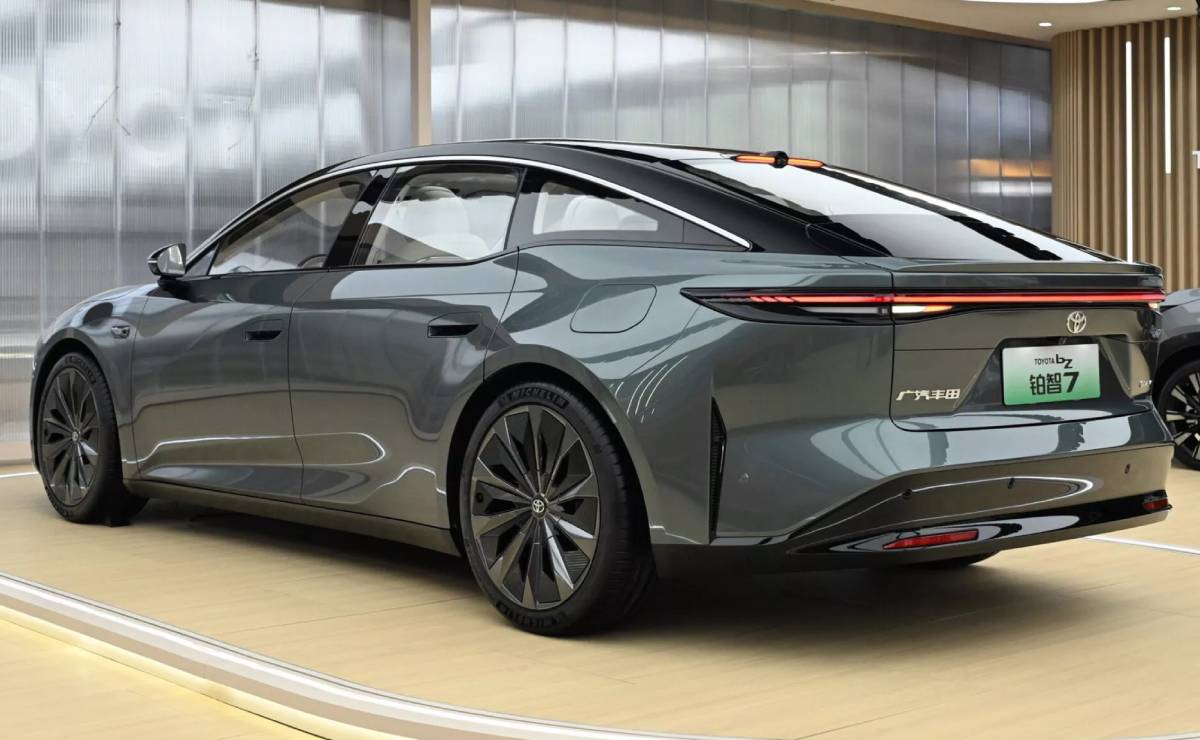 Sedan Toyota BZ7 trasera 1