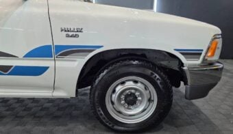 Toyota-Hilux-CS-1995-neumático