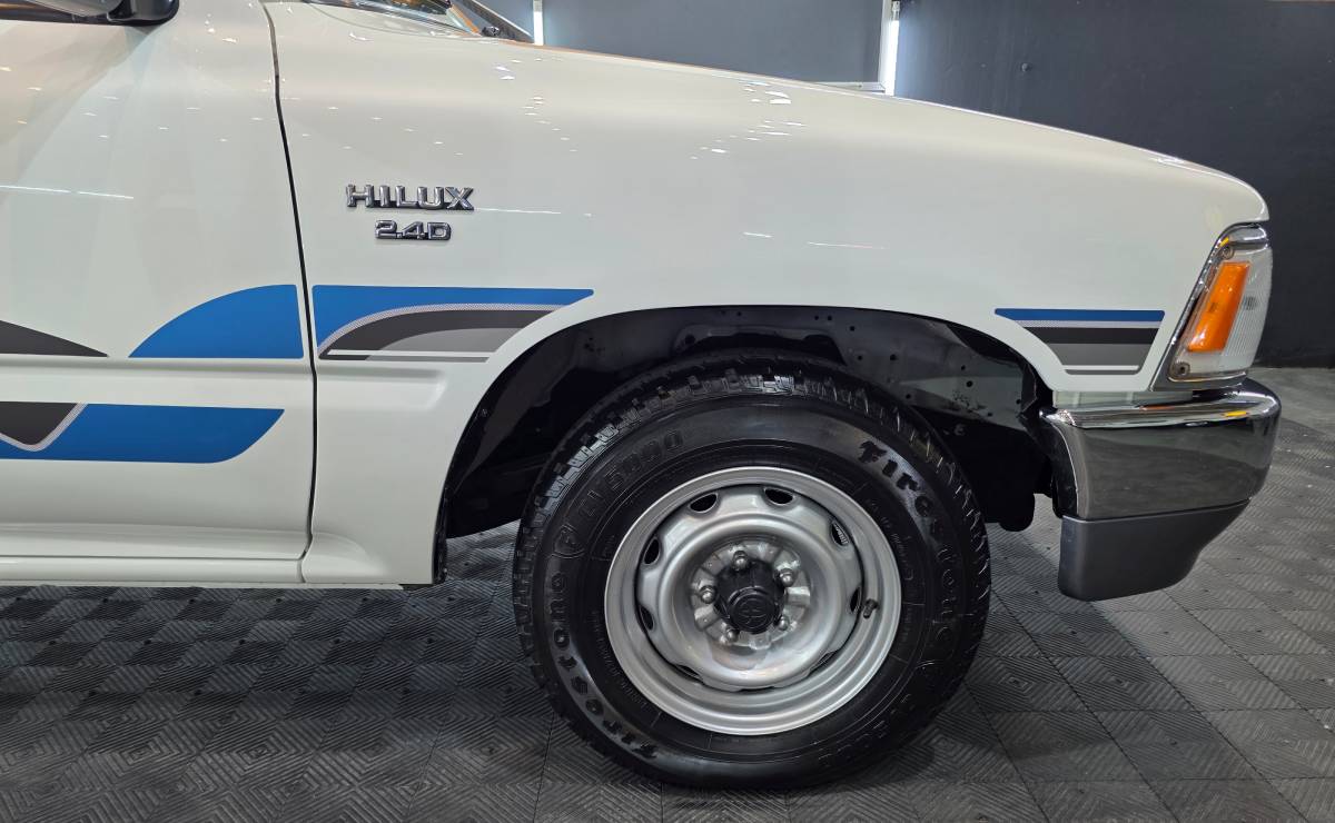 Toyota-Hilux-CS-1995-neumático