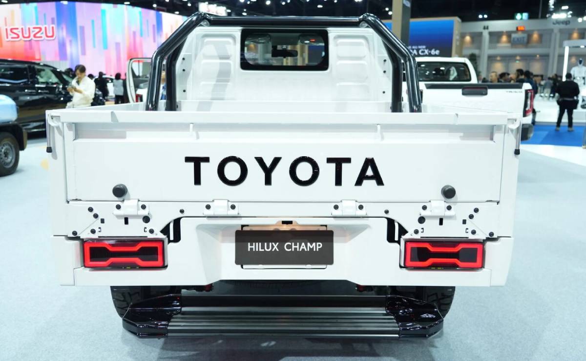 Toyota Hilux Champ Mercedes Clase G cola