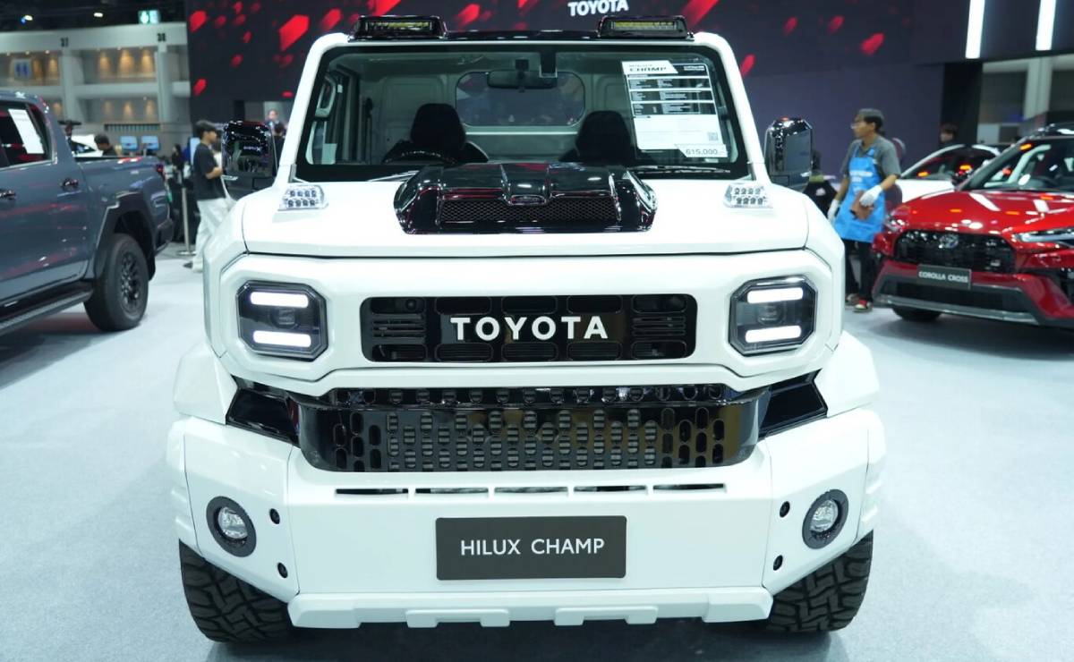Toyota Hilux Champ Mercedes Clase G trompa
