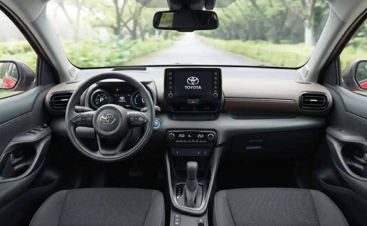 Toyota Yaris Hibrido interior