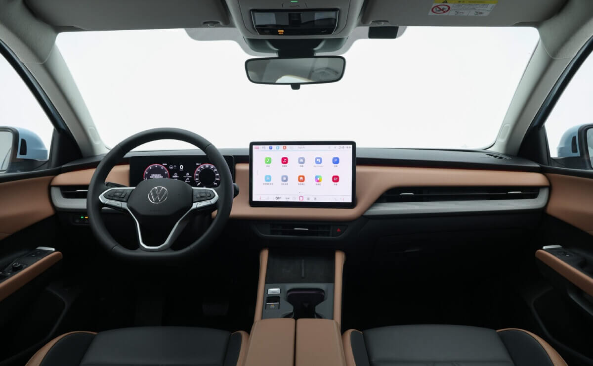Menos de 12000 dólares: Volkswagen lanzó un sedán superior a Vento y mucho más barato 4 Volkswagen Sagitar S interior