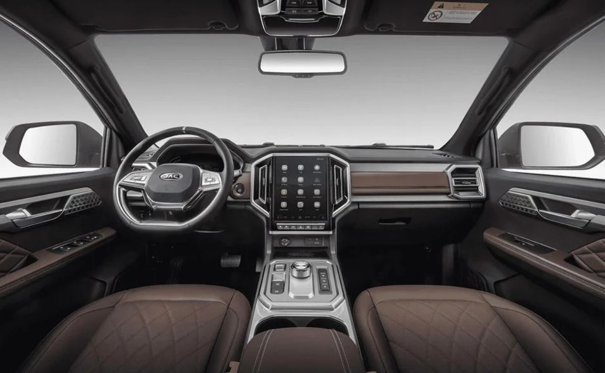 Casi 340 CV y dos motores eléctricos: la pick up china que puede poner en jaque a la Toyota Hilux más tecnológica 5 pick up jac t9 ev 1