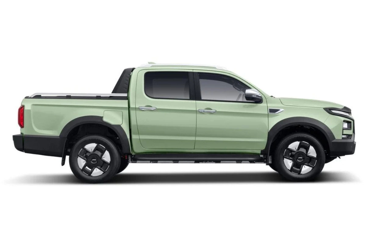 Casi 340 CV y dos motores eléctricos: la pick up china que puede poner en jaque a la Toyota Hilux más tecnológica 6 pick up jac t9 ev