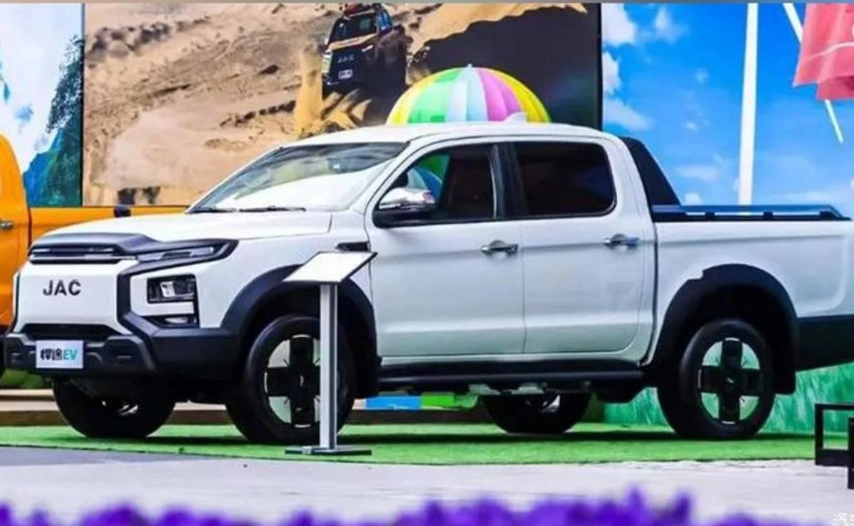 Casi 340 CV y dos motores eléctricos: la pick up china que puede poner en jaque a la Toyota Hilux más tecnológica 2 pisk up jac t9 ev