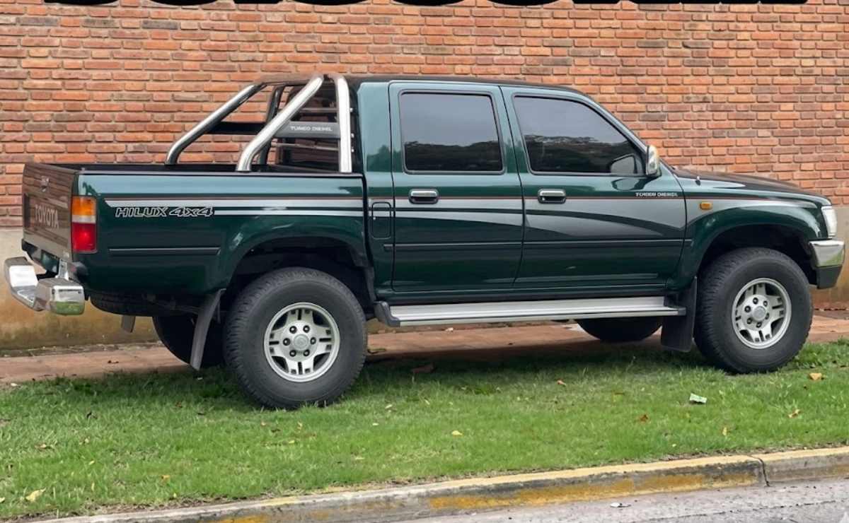 Esta Toyota Hilux es de 2001, tiene apenas 58.000 km y se vende a precio de 0 km 2 toyota hilux srv 2001 2