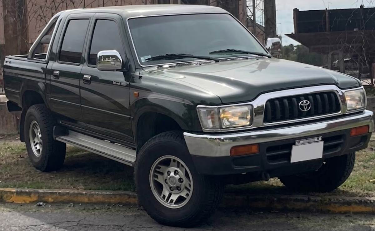 Esta Toyota Hilux es de 2001, tiene apenas 58.000 km y se vende a precio de 0 km 5 toyota hilux srv 2001 4