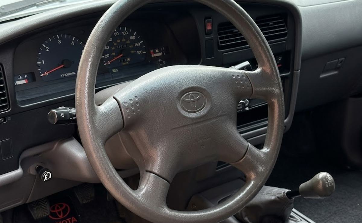 Esta Toyota Hilux es de 2001, tiene apenas 58.000 km y se vende a precio de 0 km 3 toyota hilux srv 2001 6