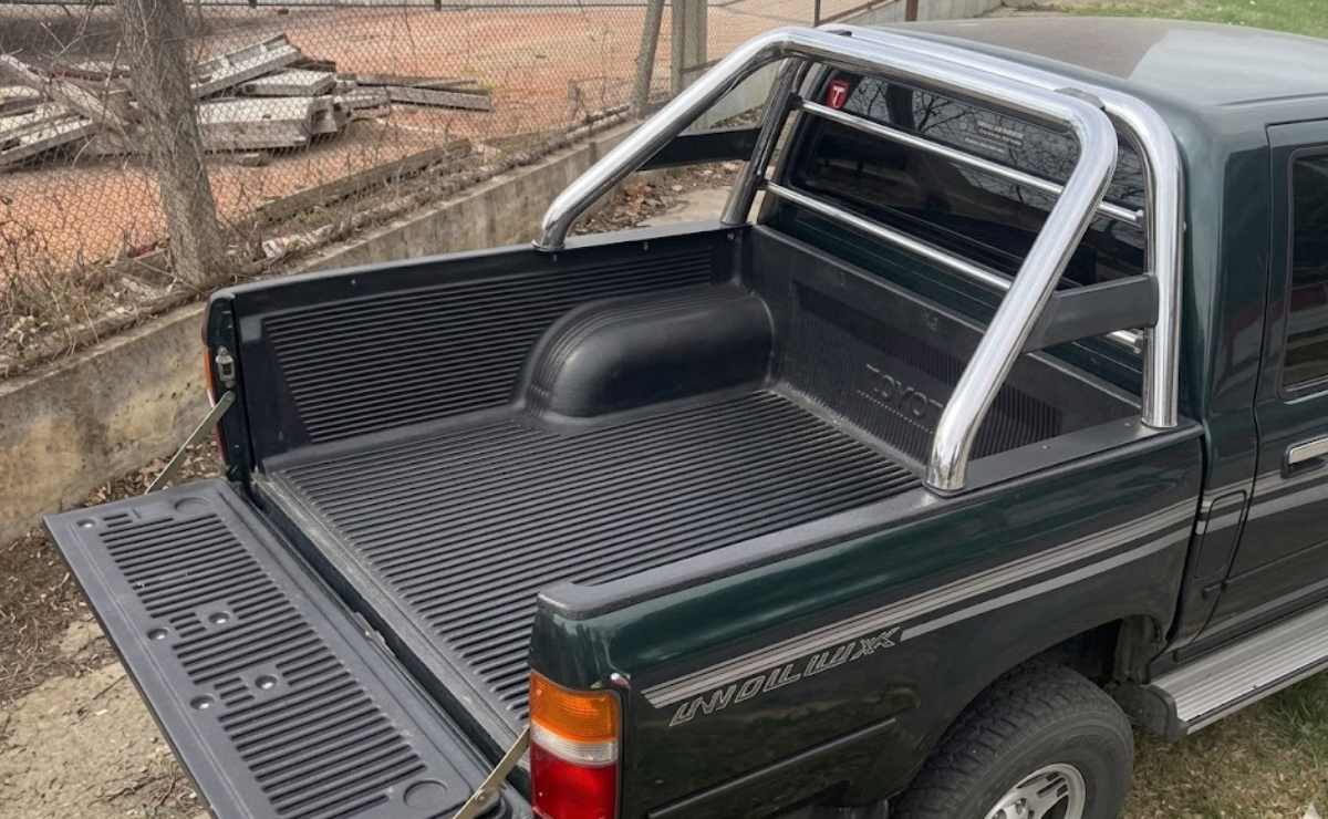 Esta Toyota Hilux es de 2001, tiene apenas 58.000 km y se vende a precio de 0 km 6 toyota hilux srv 2001 7