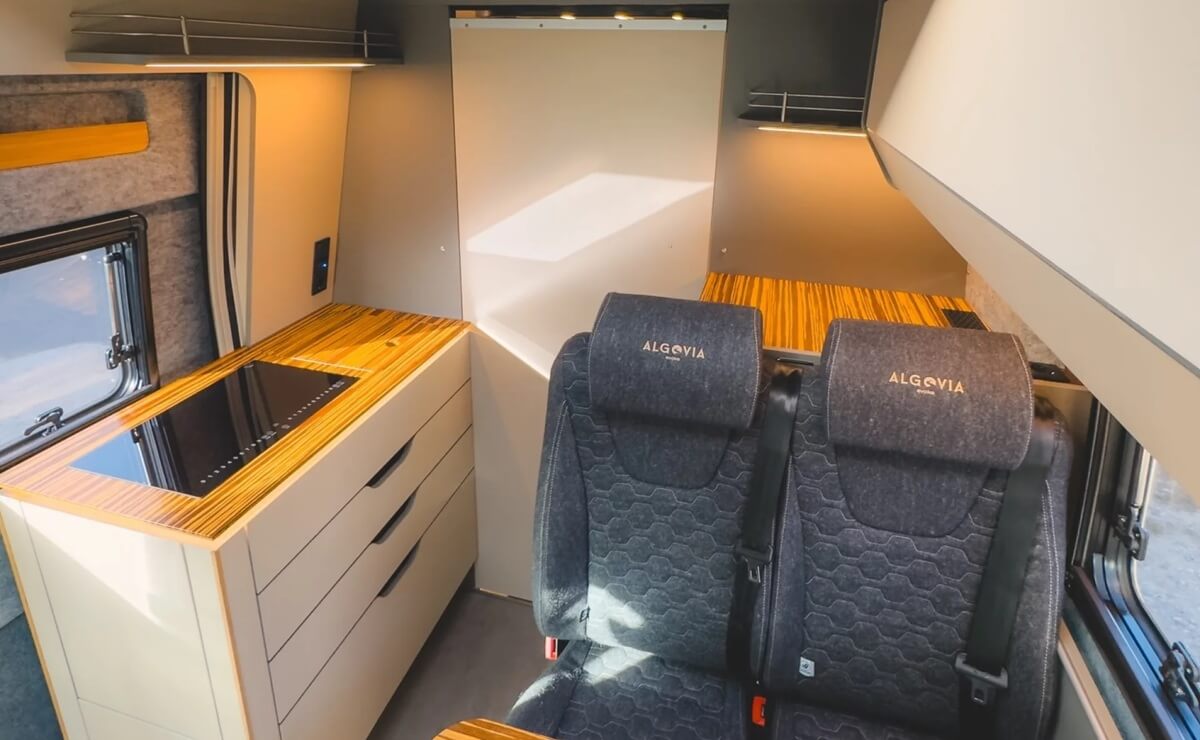 Algovia Escape, la camper amplía y que aprovecha muy bien el espacio: ¿es económica? 3 Algovia Escape 2026 interior