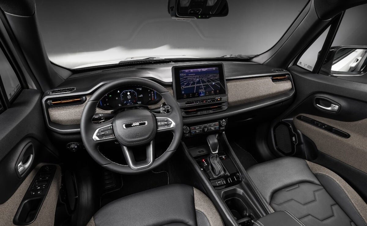 Jeep baja el precio del Renegade y Compass, pero no para todos: ¿cuánto valen los SUVs? 4 Jeep Renegade MY2027 interior