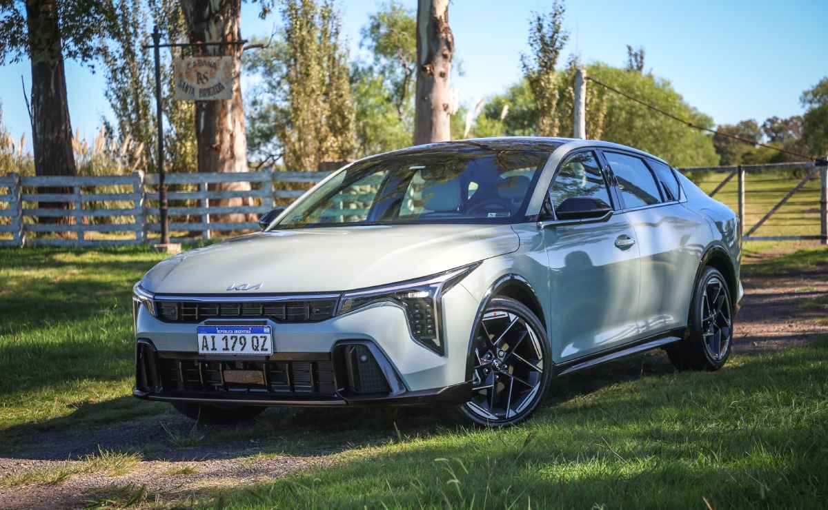 El sedán que quiere incomodar al Toyota Corolla con más tamaño, diseño fastback y cinco estrellas de seguridad 3 Kia K4 Prueba 6