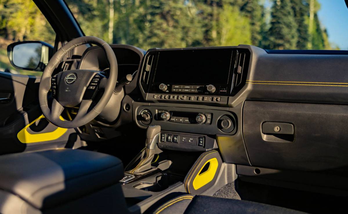 Nissan Frontier Sport Edition interior