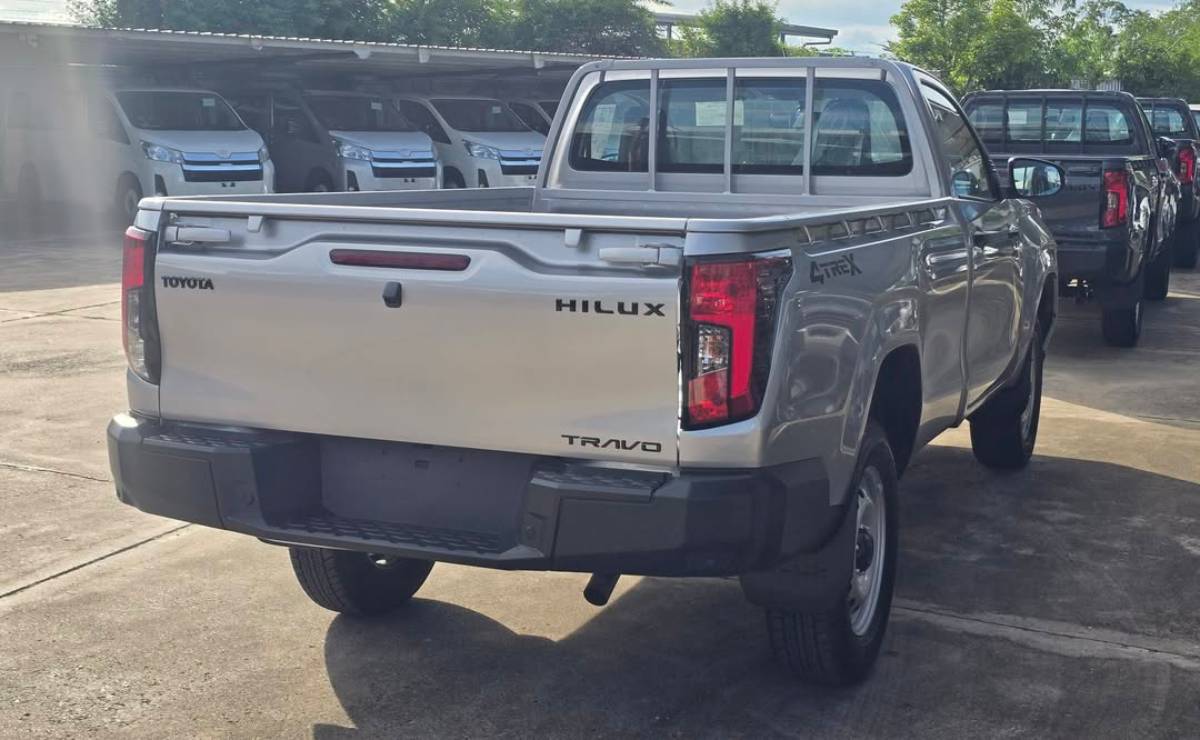 Nueva Toyota Hilux cabina simple cola