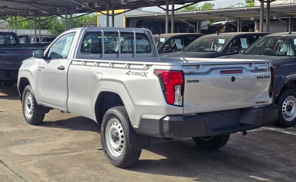 Nueva Toyota Hilux cabina simple trasera 1