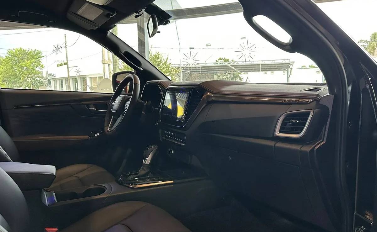 Pick up Isuzu D Max interior 2