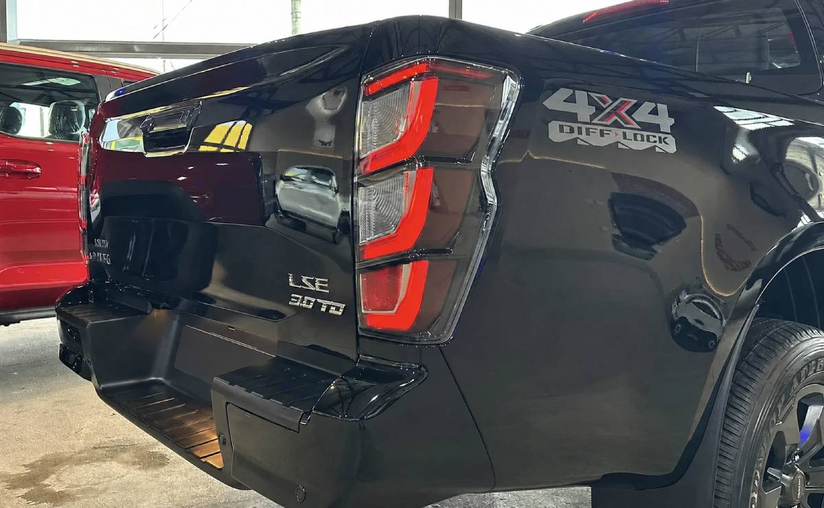 Pick up Isuzu D Max teaser