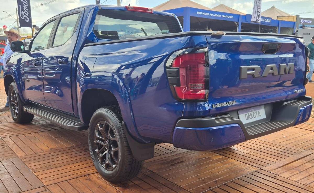 Pick up Ram Dakota Night Edition trasera