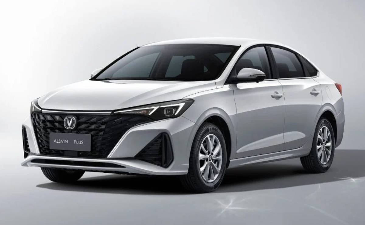 Menos de 15.000 dólares: el sedán chino que creció en tamaño y es más barato que un Toyota Yaris 3 Sedan Changan Alsvin Plus frente 2
