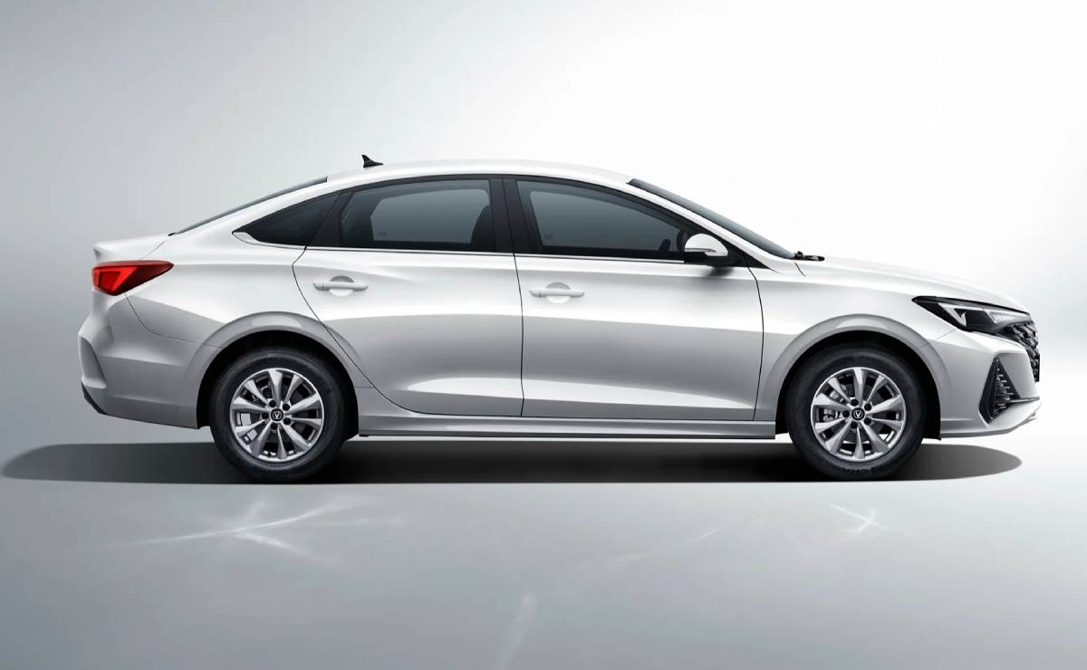 Menos de 15.000 dólares: el sedán chino que creció en tamaño y es más barato que un Toyota Yaris 1 Sedan Changan Alsvin Plus perfil 1