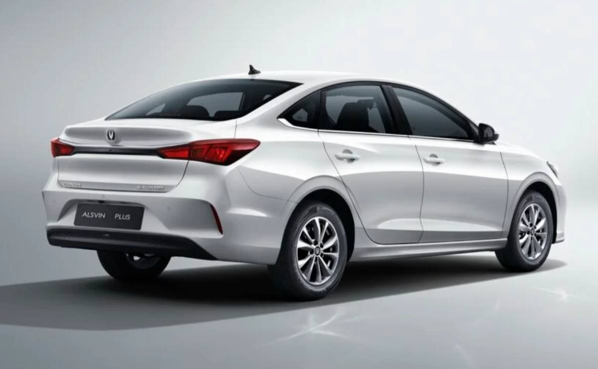 Menos de 15.000 dólares: el sedán chino que creció en tamaño y es más barato que un Toyota Yaris 5 Sedan Changan Alsvin Plus trasera 1