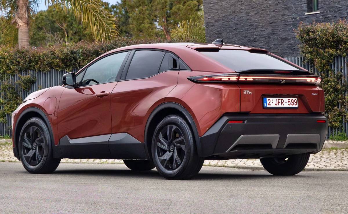 Toyota C HR 2026 trasera 1