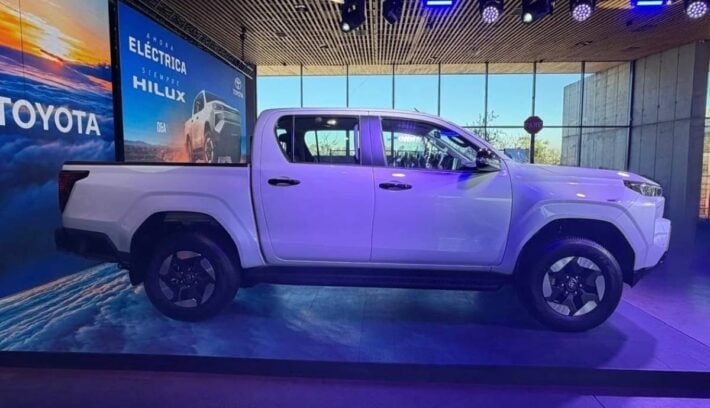 Toyota Hilux BEV perfil