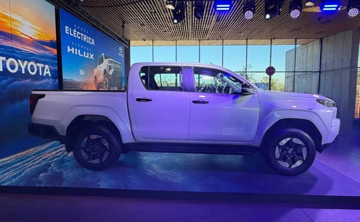 Toyota Hilux BEV perfil