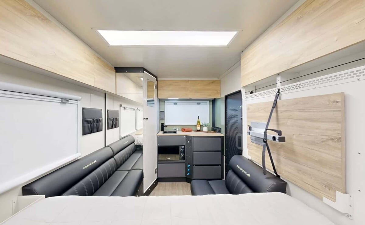 Trackmaster Explorer: esta autocaravana de origen australiano es off-road, espaciosa y barata 3 Trackmaster Explorer interior