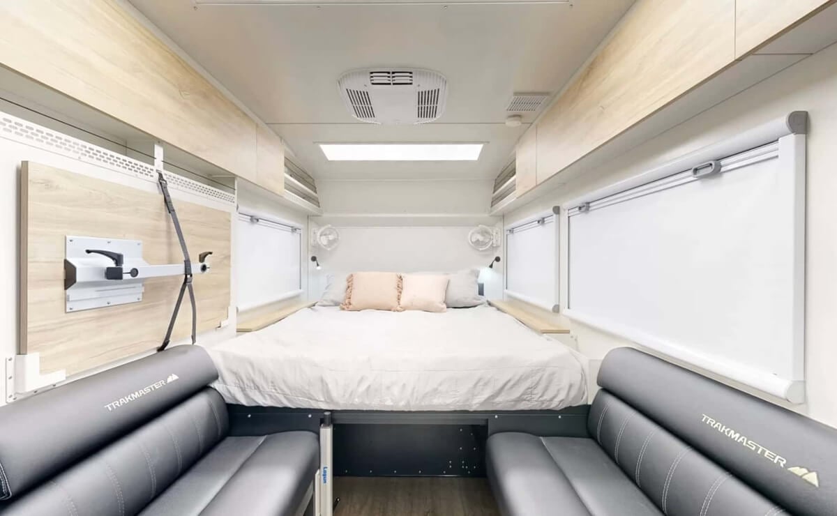 Trackmaster Explorer: esta autocaravana de origen australiano es off-road, espaciosa y barata 4 Trackmaster Explorer por dentro