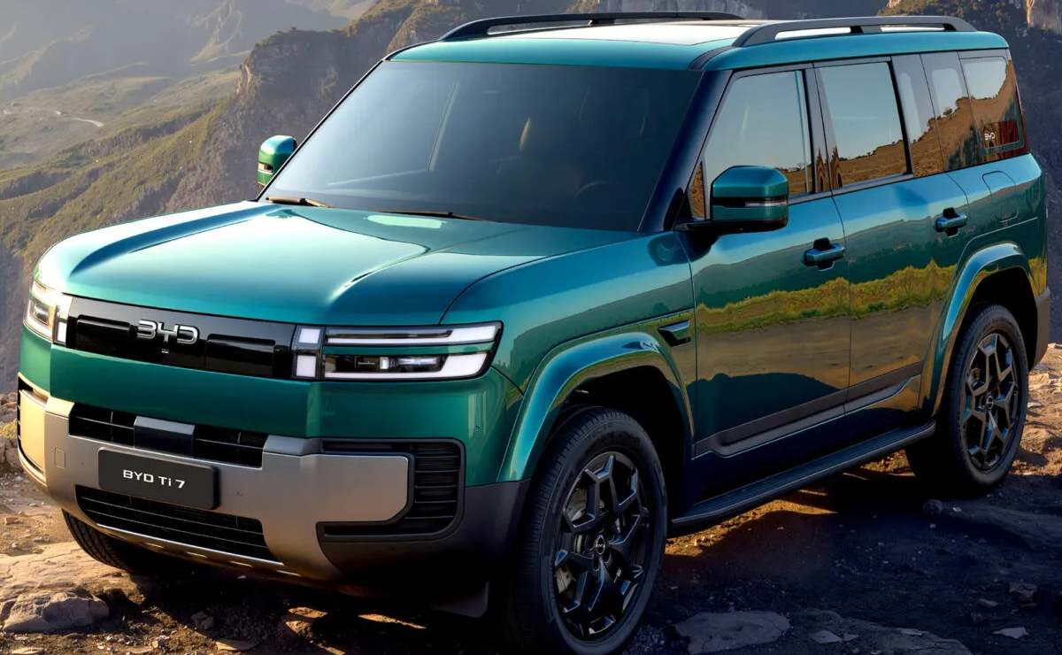 Con tres motores y más de 600 CV, este SUV grande de BYD va por Toyota: dónde se lanza y cuánto cuesta 5 byd ti7 4