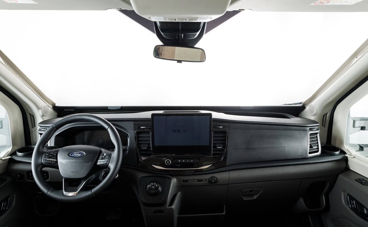 La autocaravana con motor de Ford que cuesta la mitad que una Volkswagen California 5 Benimar Yrteo 2026 interior delantero
