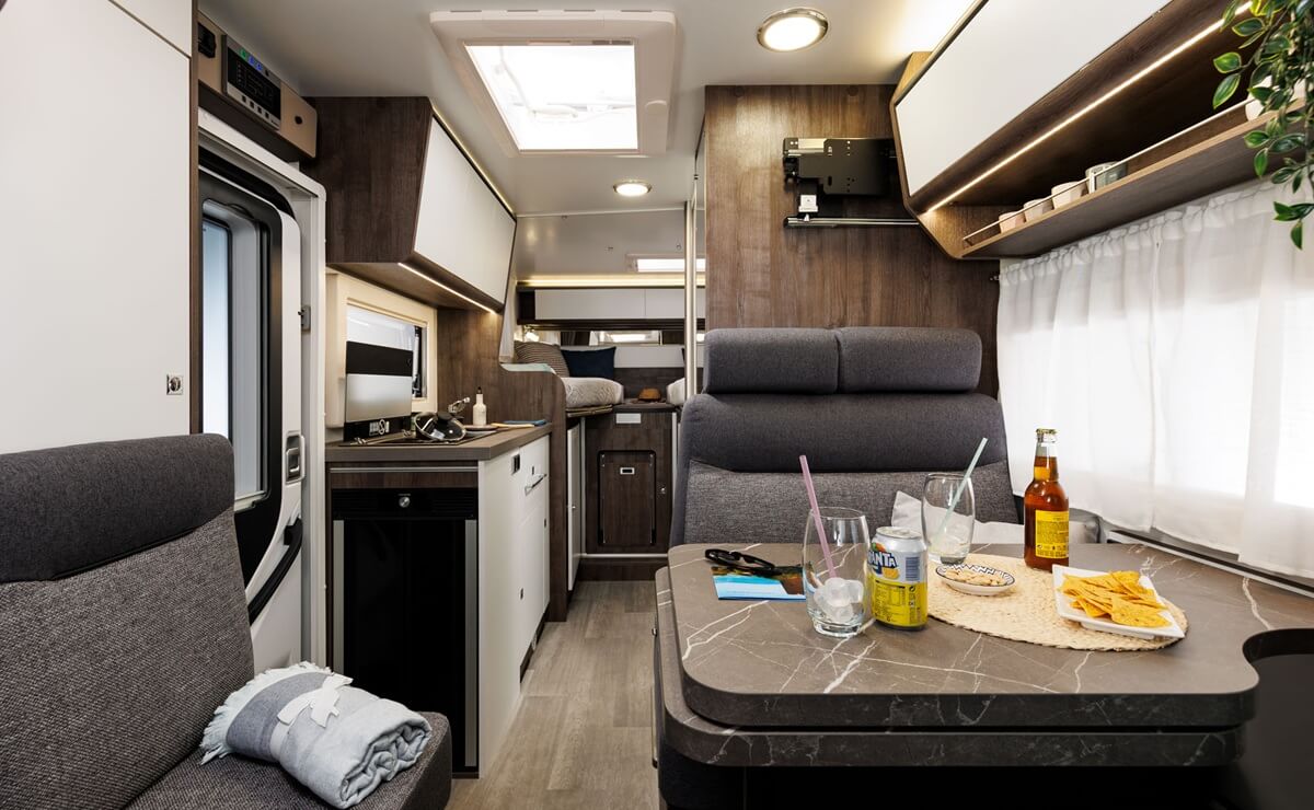 La autocaravana con motor de Ford que cuesta la mitad que una Volkswagen California 4 Benimar Yrteo 2026 interior