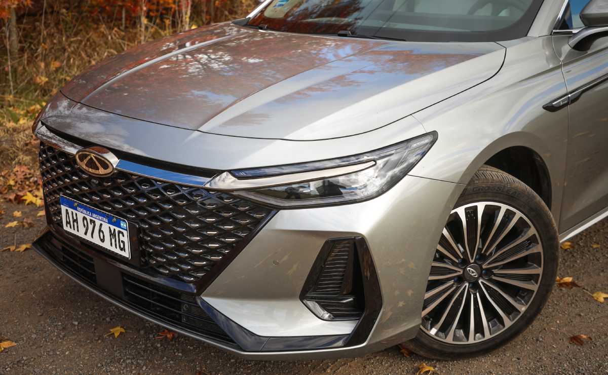 Así es el sedán híbrido con 205 CV que compite contra Toyota Corolla y tiene un precio más bajo 3 Chery Arrizo 8
