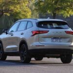 El SUV chino rival de Toyota Corolla Cross que llega con precio competitivo, 180 CV y tres pantallas 2 Imagen relacionada