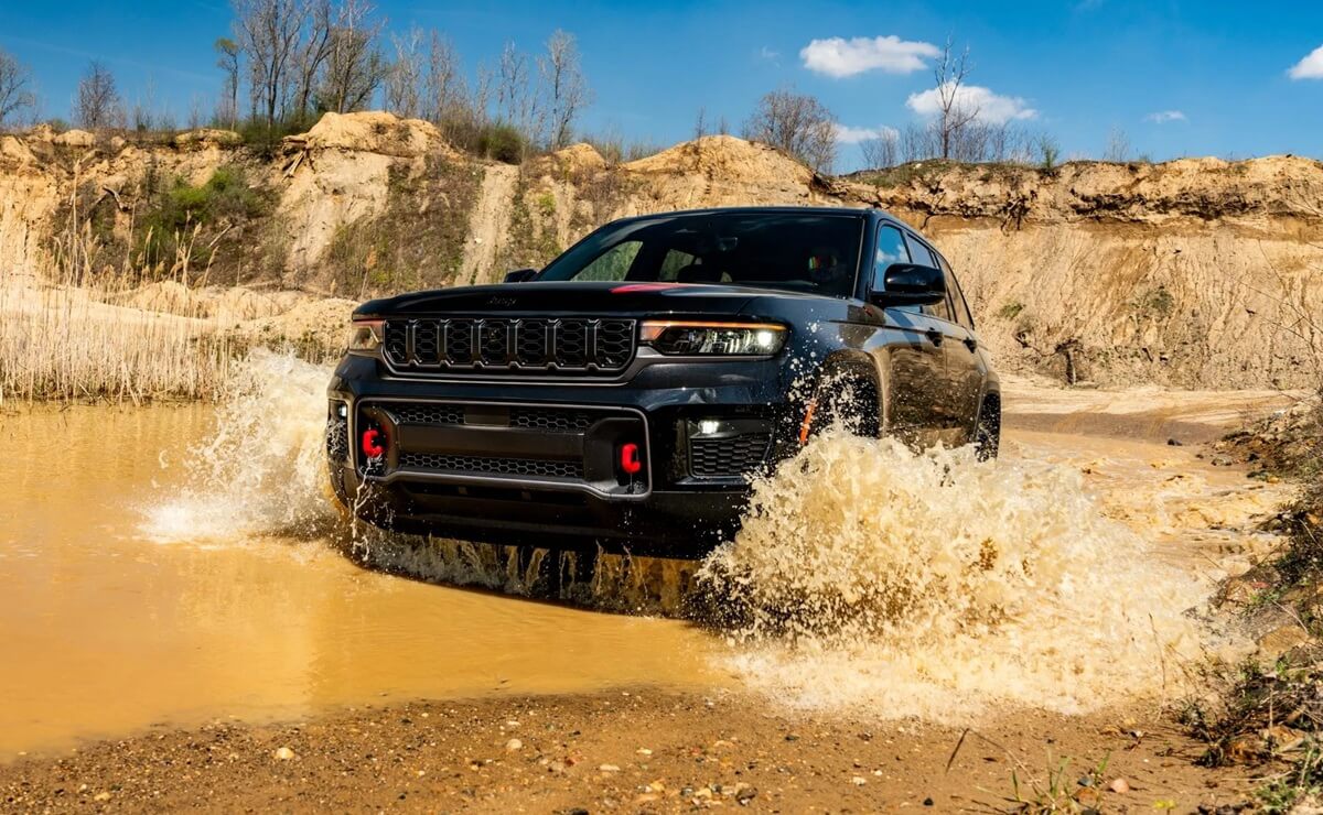 329 CV y superior a Renegade y Compass: Jeep y un renovado SUV para romper el mercado 3 Jeep Grand Cherokee Trailhawk 2027 en accion