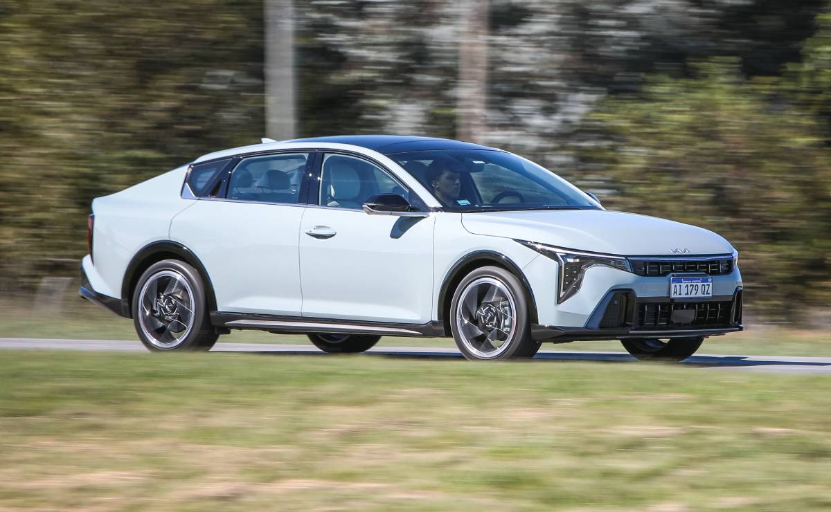 El sedán que quiere incomodar al Toyota Corolla con más tamaño, diseño fastback y cinco estrellas de seguridad 7 KIA K4 accion