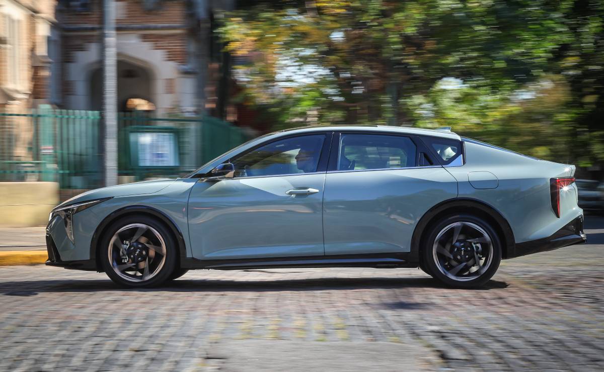 El sedán que quiere incomodar al Toyota Corolla con más tamaño, diseño fastback y cinco estrellas de seguridad 1 KIA K4 perfil accion