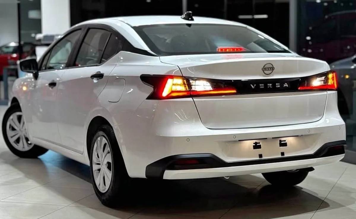 Nuevo Nissan Versa Sense Base TM trasera